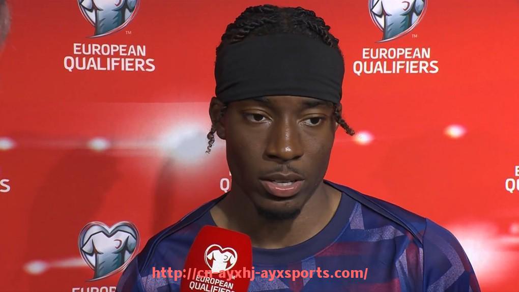 爱游戏体育-英超球员与裁判冲突事件及职业道德分析